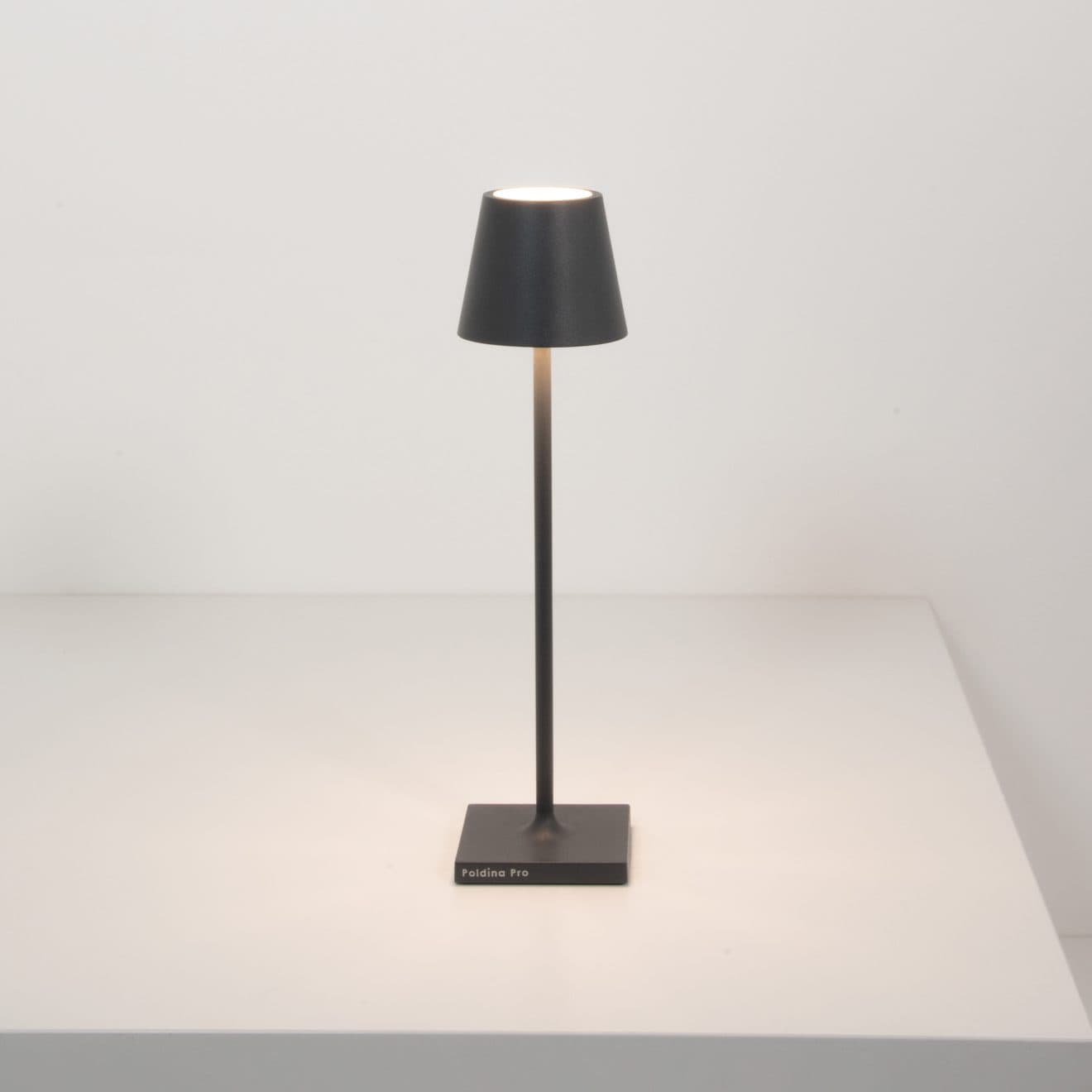 97113430 Tafellamp Poldina Micro Antraciet 3hr
