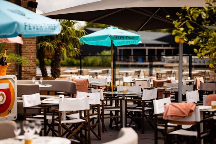 Horeca terrasstoelen en parasols bij Valencia Deventer