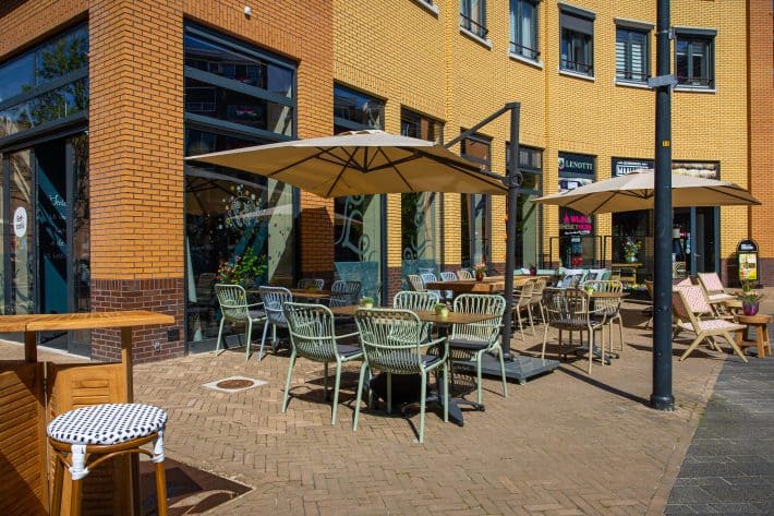 Horeca terrasstoel Lola op terras Kleurrijk Werkcafe Nijverdal